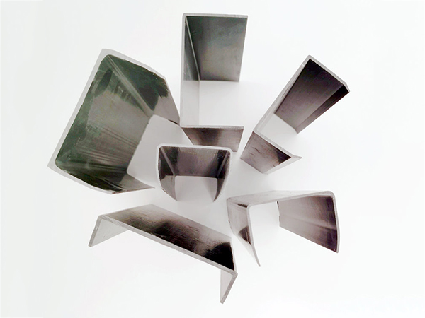 鋁合(he)金門窗防塵蓋(gài)